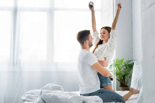 Comment une entreprise de produits de nettoyage peut-elle utiliser le marketing par SMS pour informer et engager ses clients ?